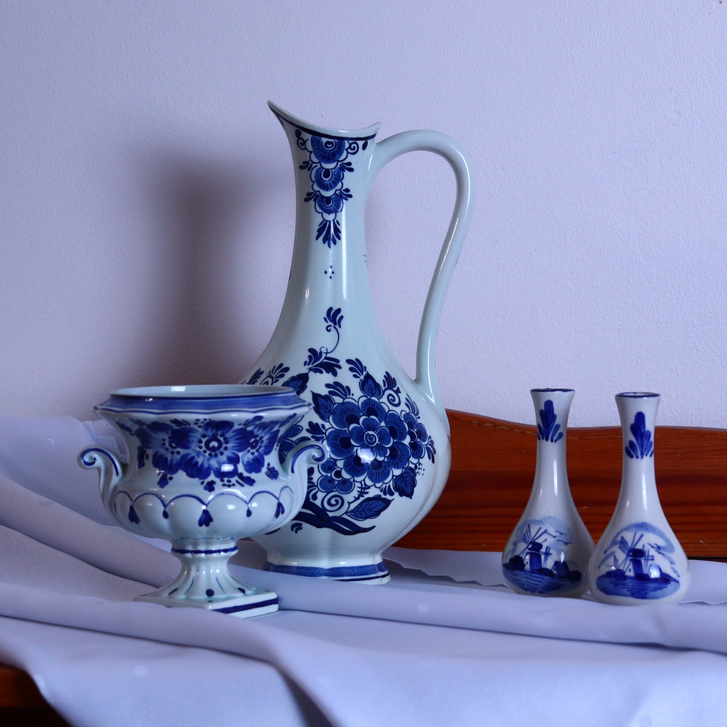 A pair of tiny vases with a Delft-style pattern