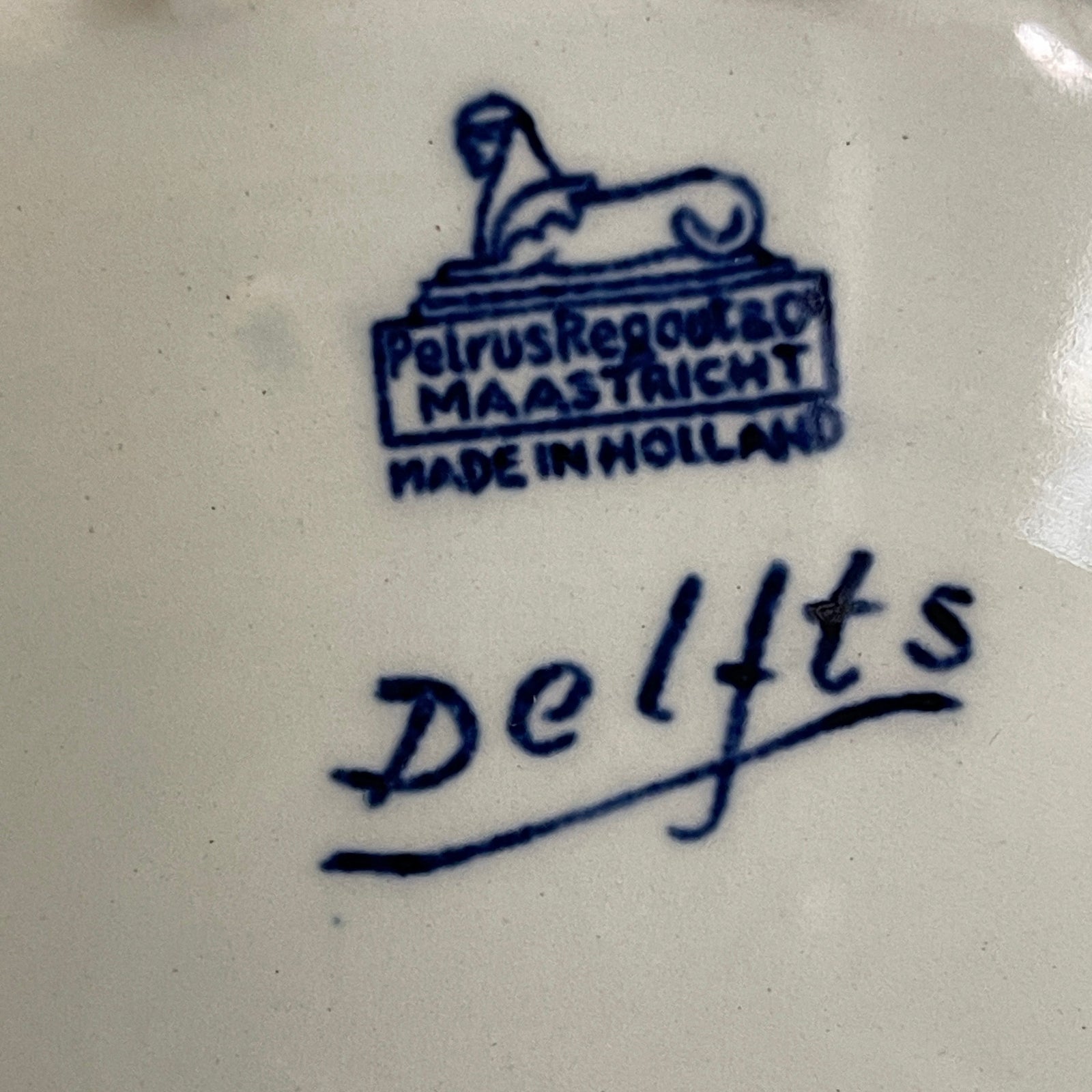Ceramic product with 'Petrus Regout Maastricht Made in Holland' and 'Delfts' branding.