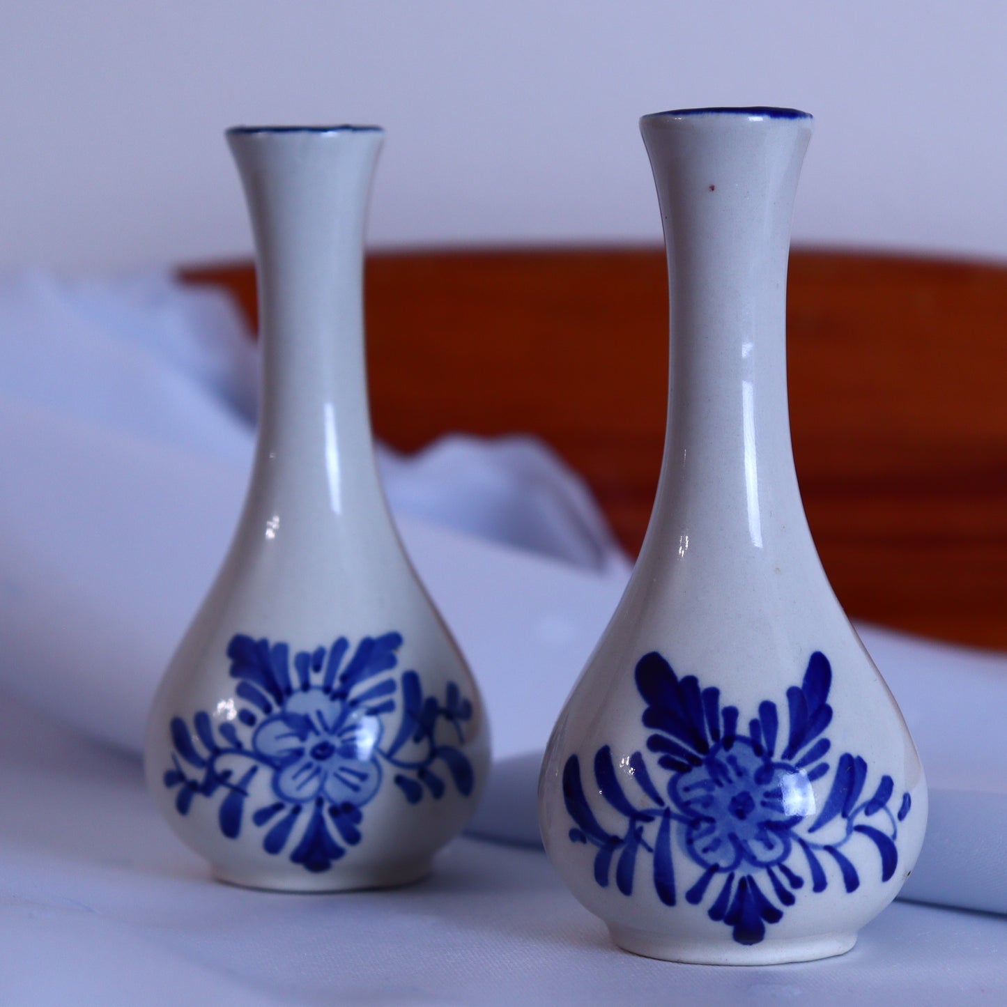A pair of tiny vases with a Delft-style pattern