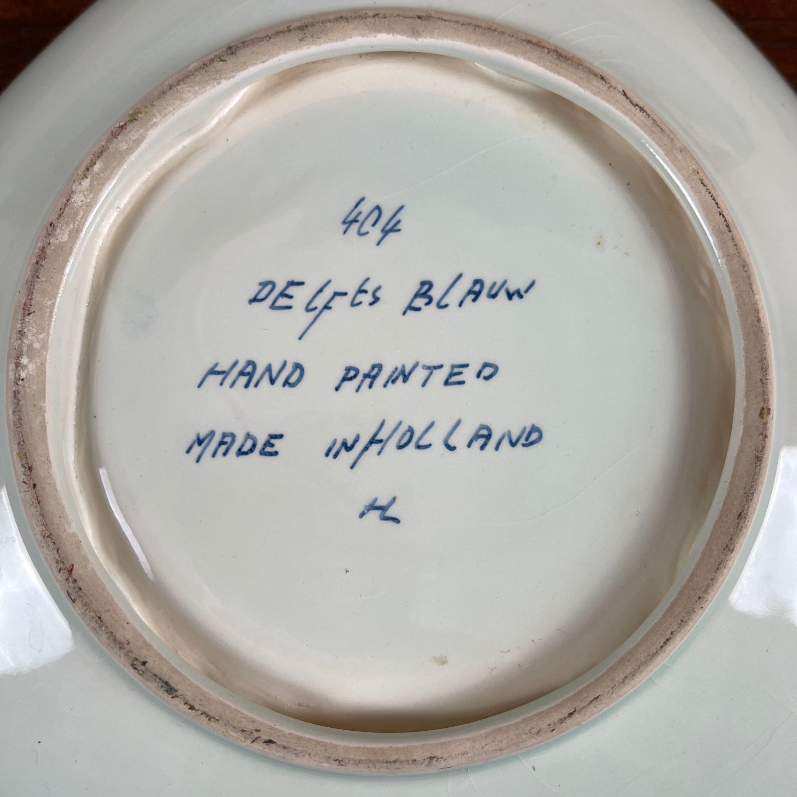 Bottom of a ceramic item with 'Delfts Blauw' hand-painted text