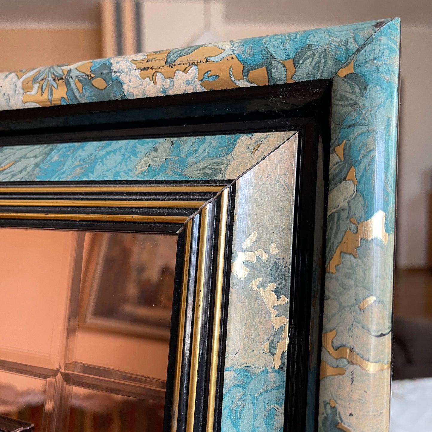 Decorative mirror with floral-patterned frame