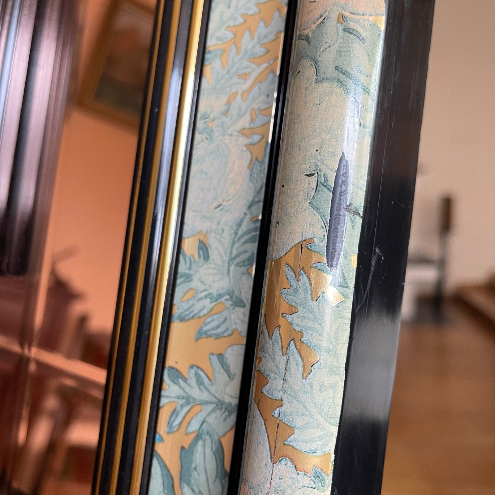 Decorative mirror with floral pattern and black frame